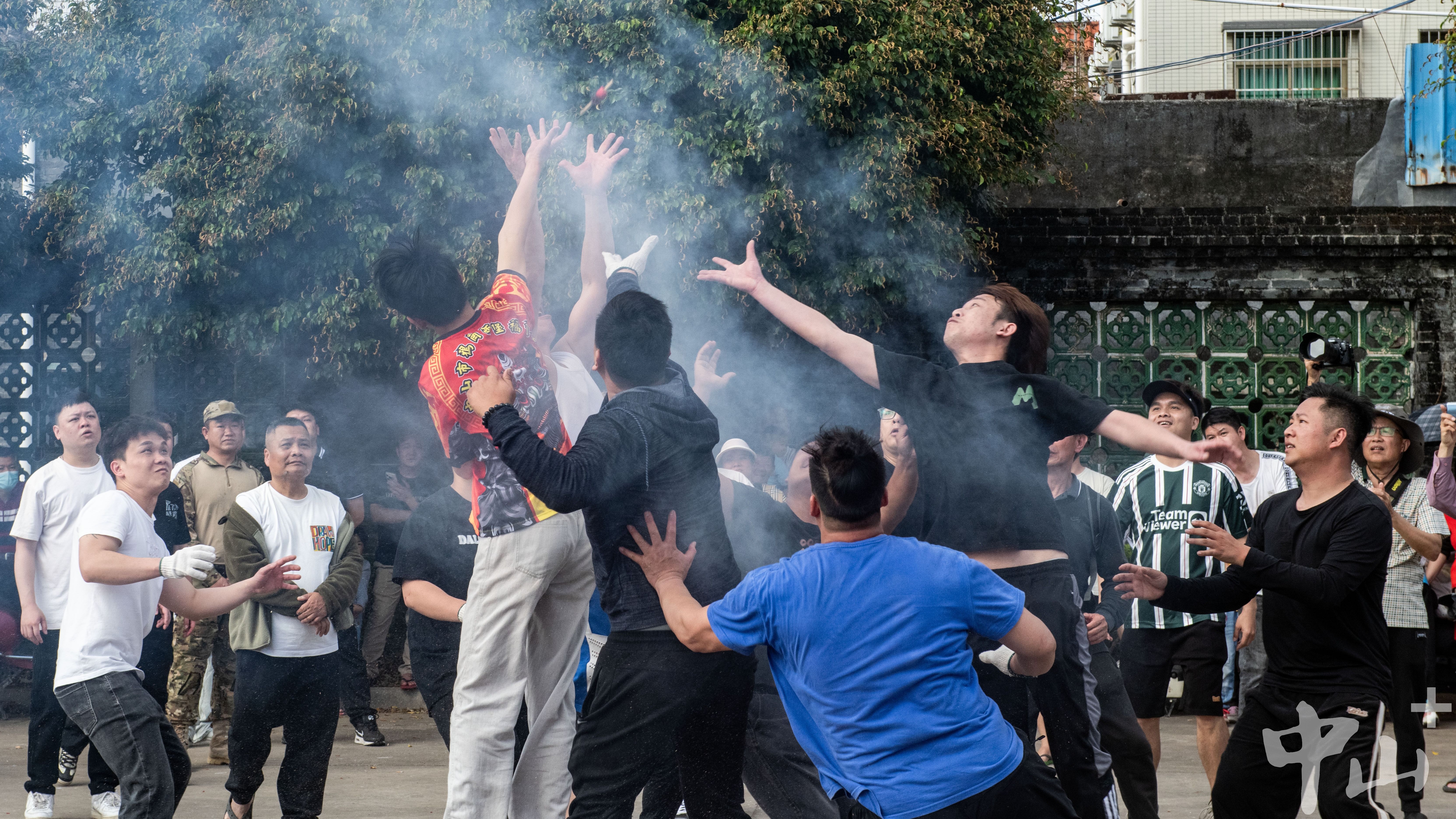 关于观众热情：现场气氛爆棚，掌声不断！的信息